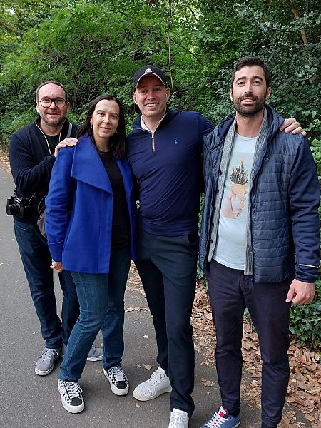 Nieves, Miguel y Alejandro, a su entrada en 'la cola de la reina'