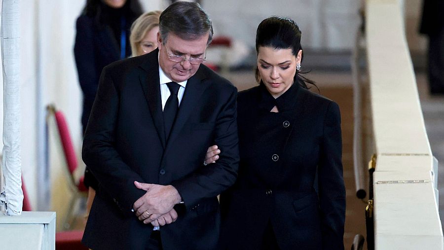 El ministro de Exteriores de México, Marcelo Ebrard, y su mujer, Rosalinda Bueso Asfura