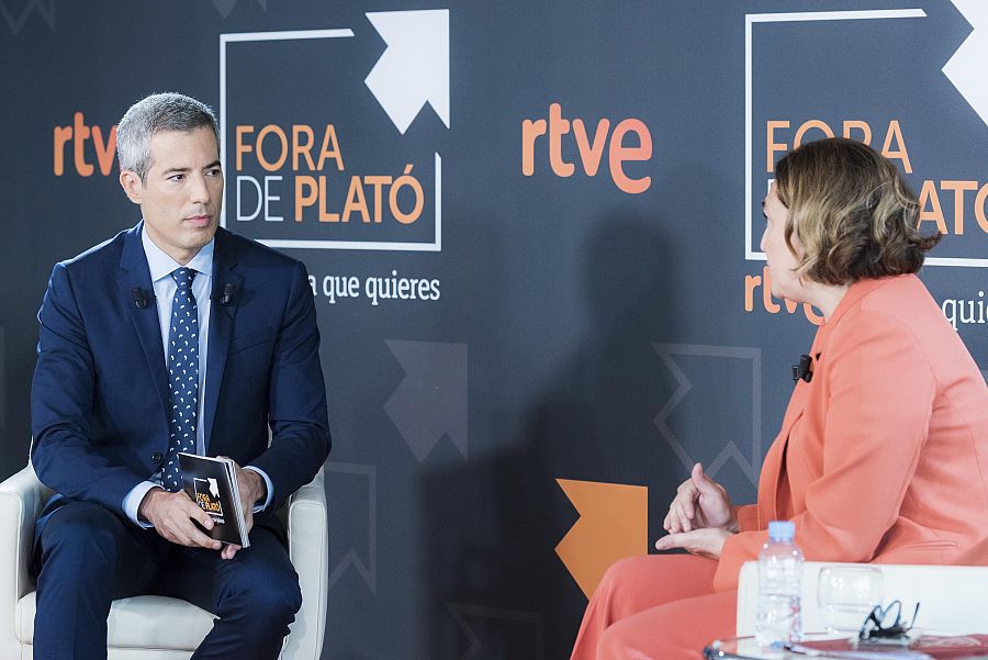 Oriol Nolis i Ada Colau asseguts al sofà en un moment de l'entrevista a 'Fora de plató'
