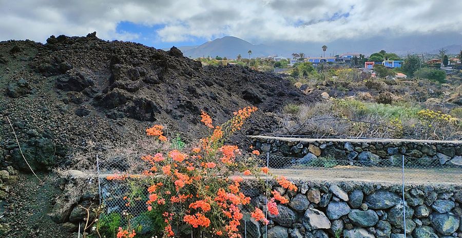 Imagen de las coladas, con el volcán al fondo, desde Las Norias.