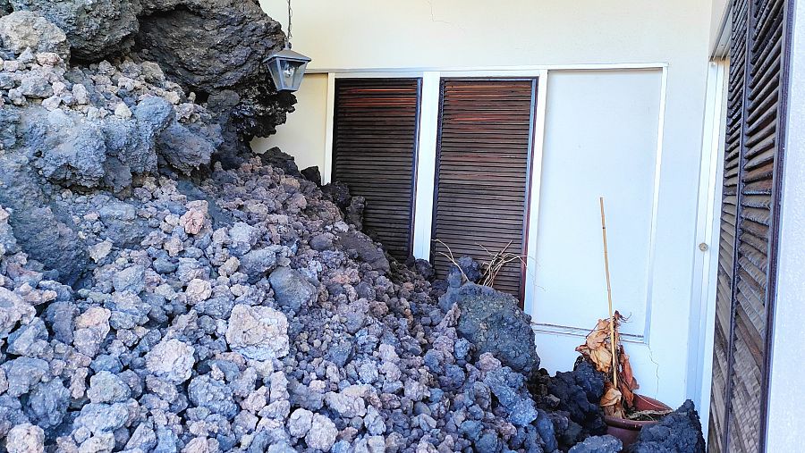 Lava amontonada sobre una de las paredes de la casa de Canu, en Las Norias.