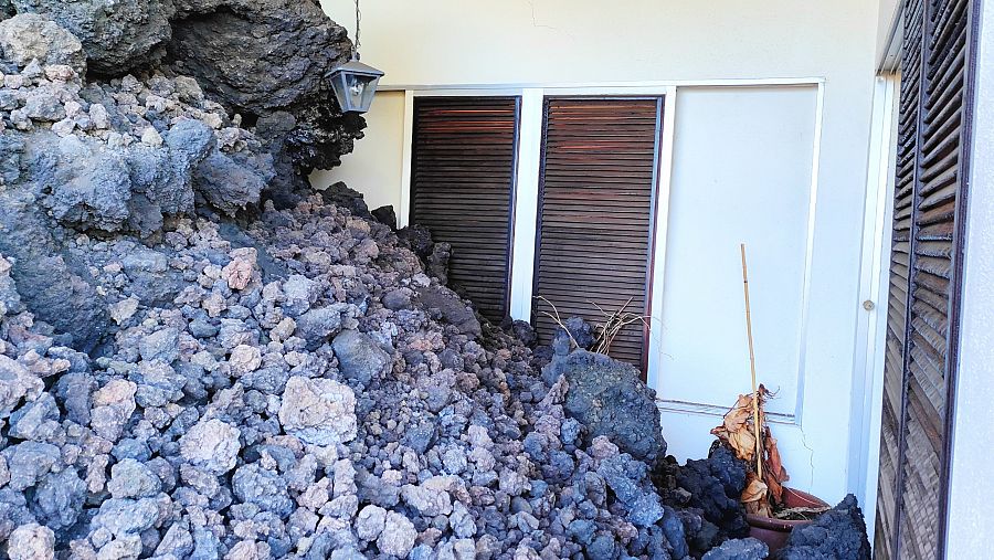 Lava amontonada sobre una de las paredes de la casa de Canu, en Las Norias.