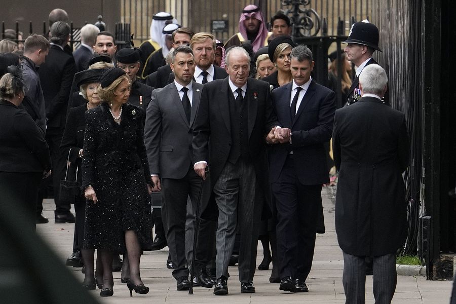 El rey emérito Juan Carlos I, su esposa Sofía, el rey Willem-Alexander y la reina de Países Bajos llegan al funeral de la reina Isabel II