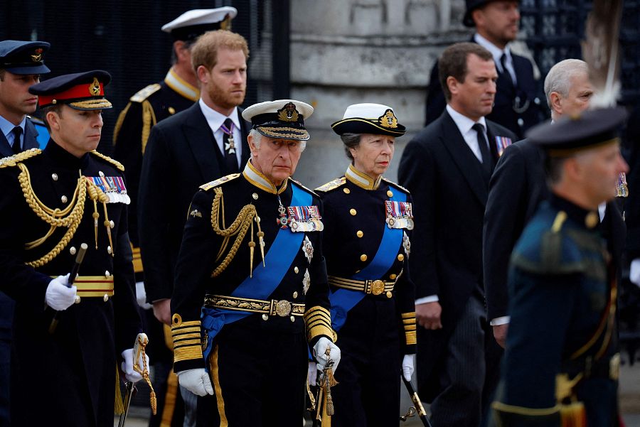 El rey Carlos III, la princesa Anna, el príncipe Guillermo y el príncipe Harry en el funeral de Isabel II