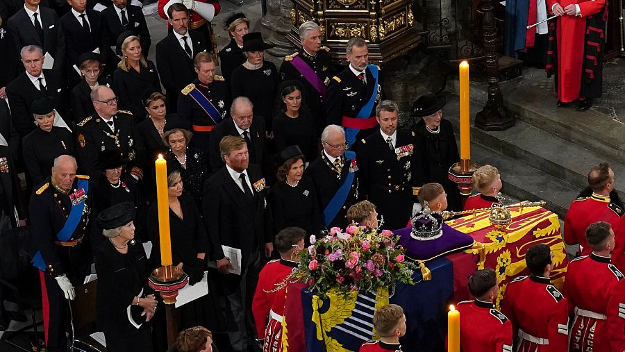  Los reyes Felipe VI y Letizia, Don Juan Carlos y Doña Sofía se han sentado juntos en el funeral de Isabel II