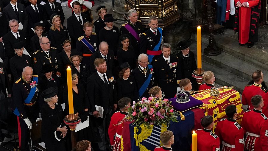 Los reyes Felipe VI y Letizia, Don Juan Carlos y Doña Sofía se han sentado juntos en el funeral de Isabel II