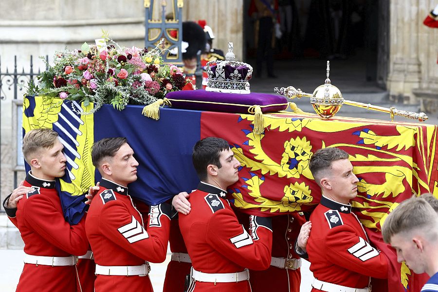 El féretro de Isabel II es llevado dentro de la abadía de Westminster