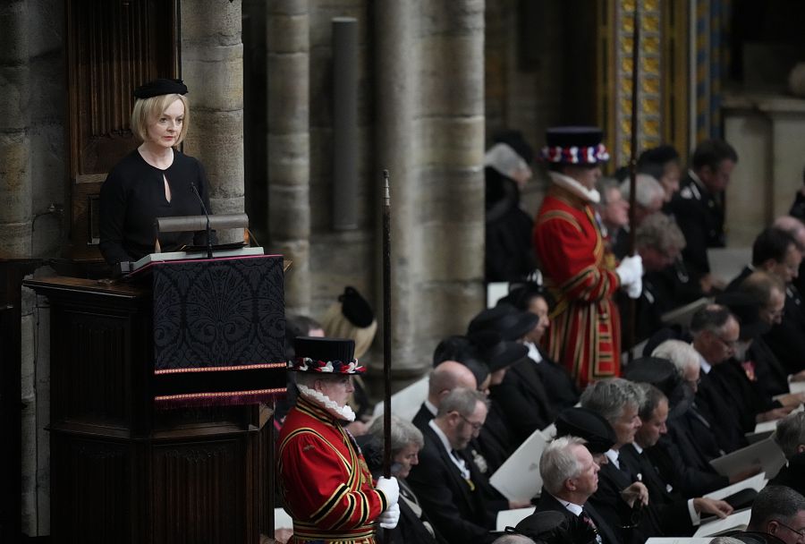 La primera ministra británica, Liz Truss, habla durante el funeral de Isabel II