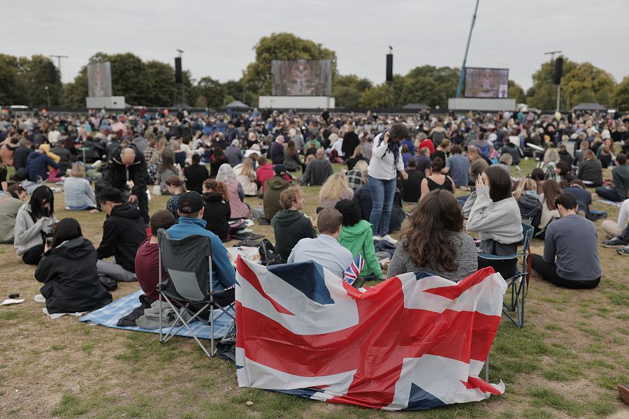 Un grupo de personas ve el funeral de Isabel II en las pantallas de Hyde Park