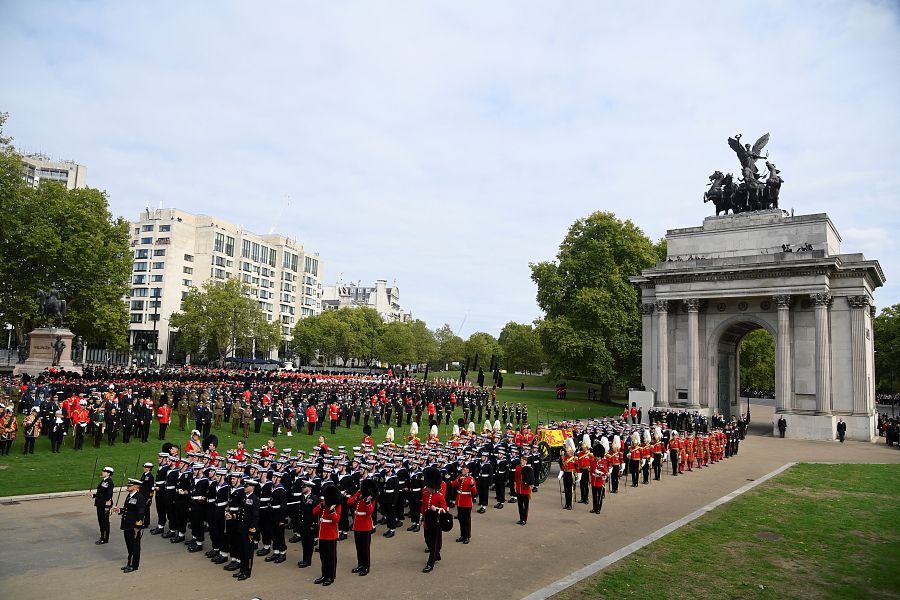 El féretro real de Isabel II es llevado hasta el arco de Wellington