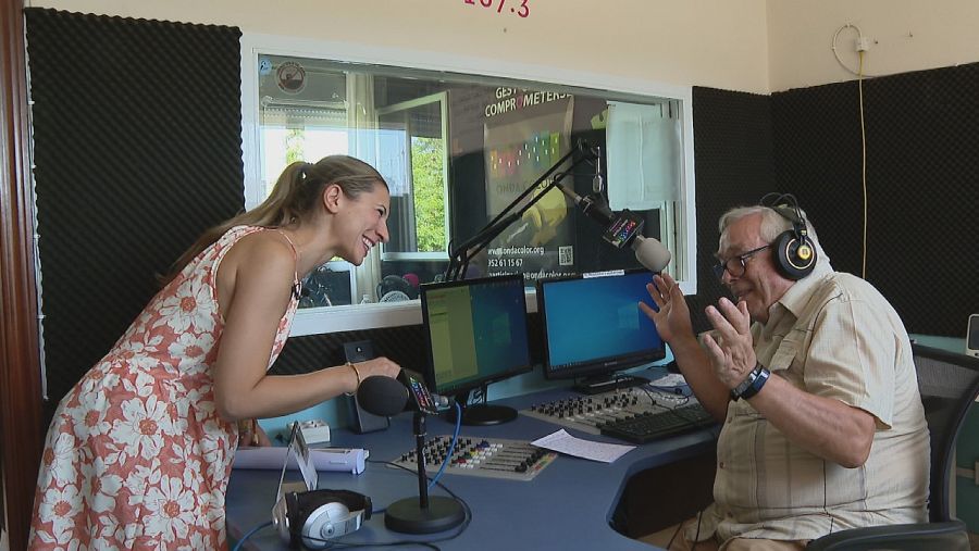 Paco Carbonell y la reportera de 'Comando Actualidad' en el estudio de radio