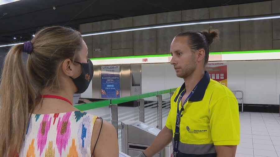 Un empleado del metro de Málaga conversa con la reportera de RTVE.