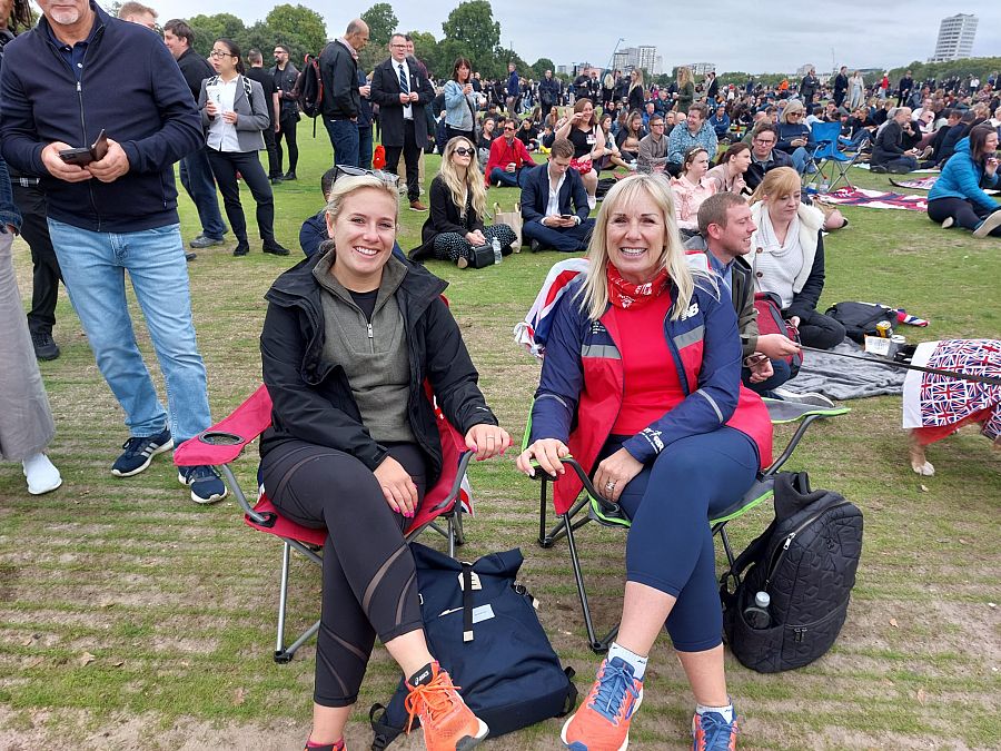 Dina, de 53 años, junto a su hija, en Hyde Park. Ha venido desde Chippenham, una localidad cerca de Bath, para vivir el acontecimiento del funeral por Isabel II. Foto: Paloma de Salas/RTVE. 