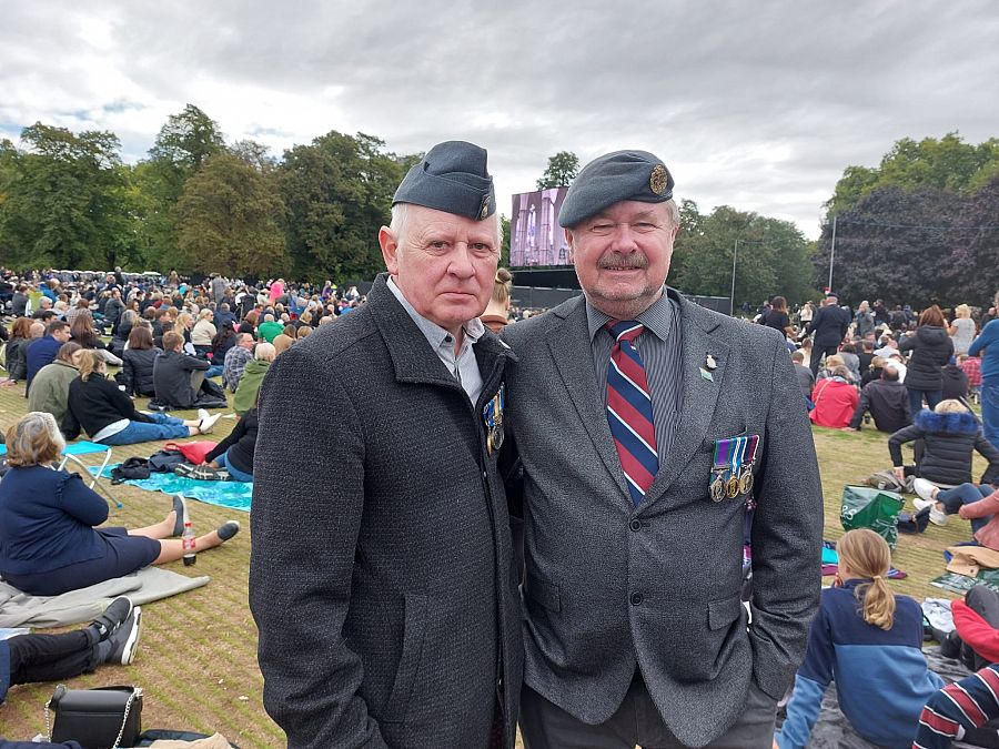 Clive Clasing y Robert Ross, septuagenarios y veteranos de las Fuerzas Armadas británicas que sirvieron en Canadá, Irlanda, Irak o Afganistán, entre otros destinos, y que han acudido a dar el último adiós a Isabel II en Londres. Foto: Paloma de Salas