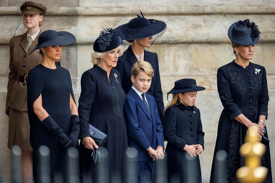 La reina consorte, Camila, la princesa Catalina, la duquesa de Sussex, Meghan, el príncipe Jorge, la princesa Carlota y la condesa de Wssex, Sofía, en la abadía de Westminster