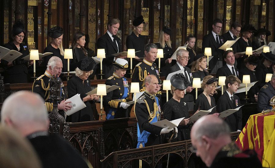 Carlos III y otros miembros de la familia real en la capilla de San Jorge en el castillo de Windsor