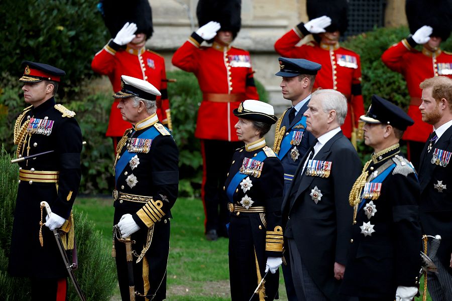 El rey Carlos III, el príncipe Guillermo y otros miembros de la familia real británica en Windsor