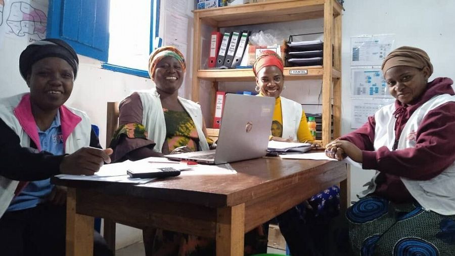 Sifa, Sylvie, Chantale y Lucie reunidas en la aldea en Kalehe en Kivu