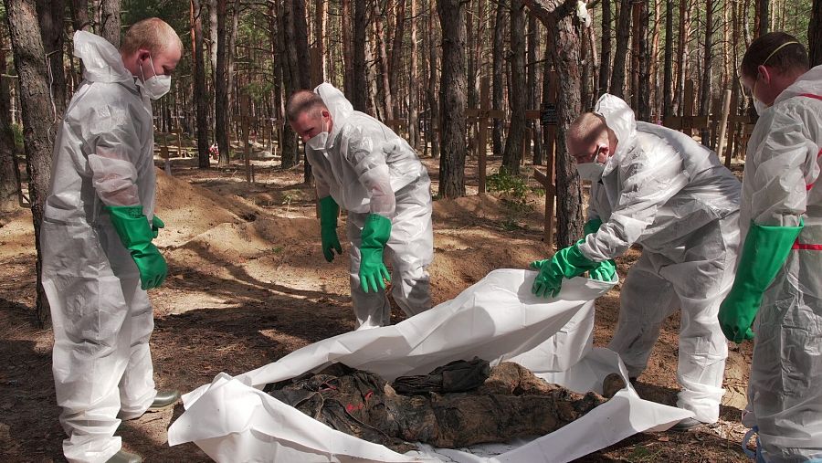 Ucrania empieza a identificar los cadáveres de Izium