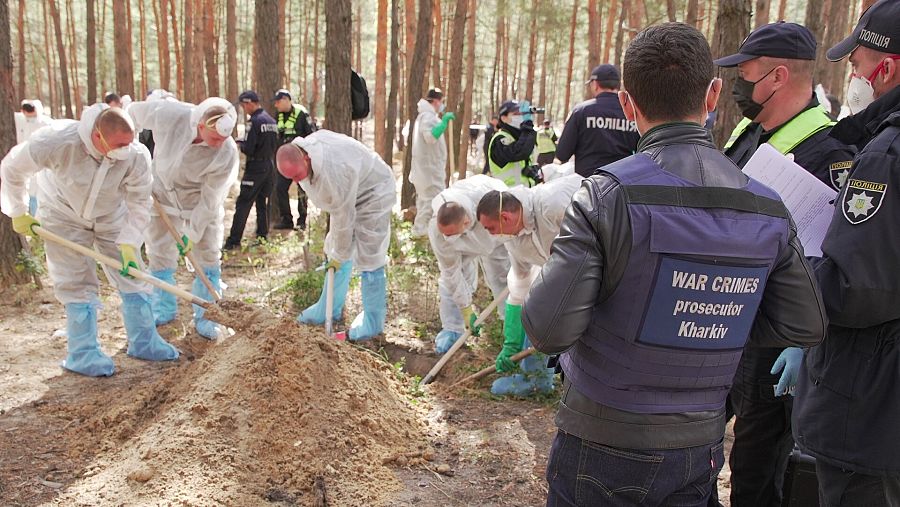 Los equipos de investigación exhuma las tumbas encontradas en Izium tras la retirada del ejército ruso