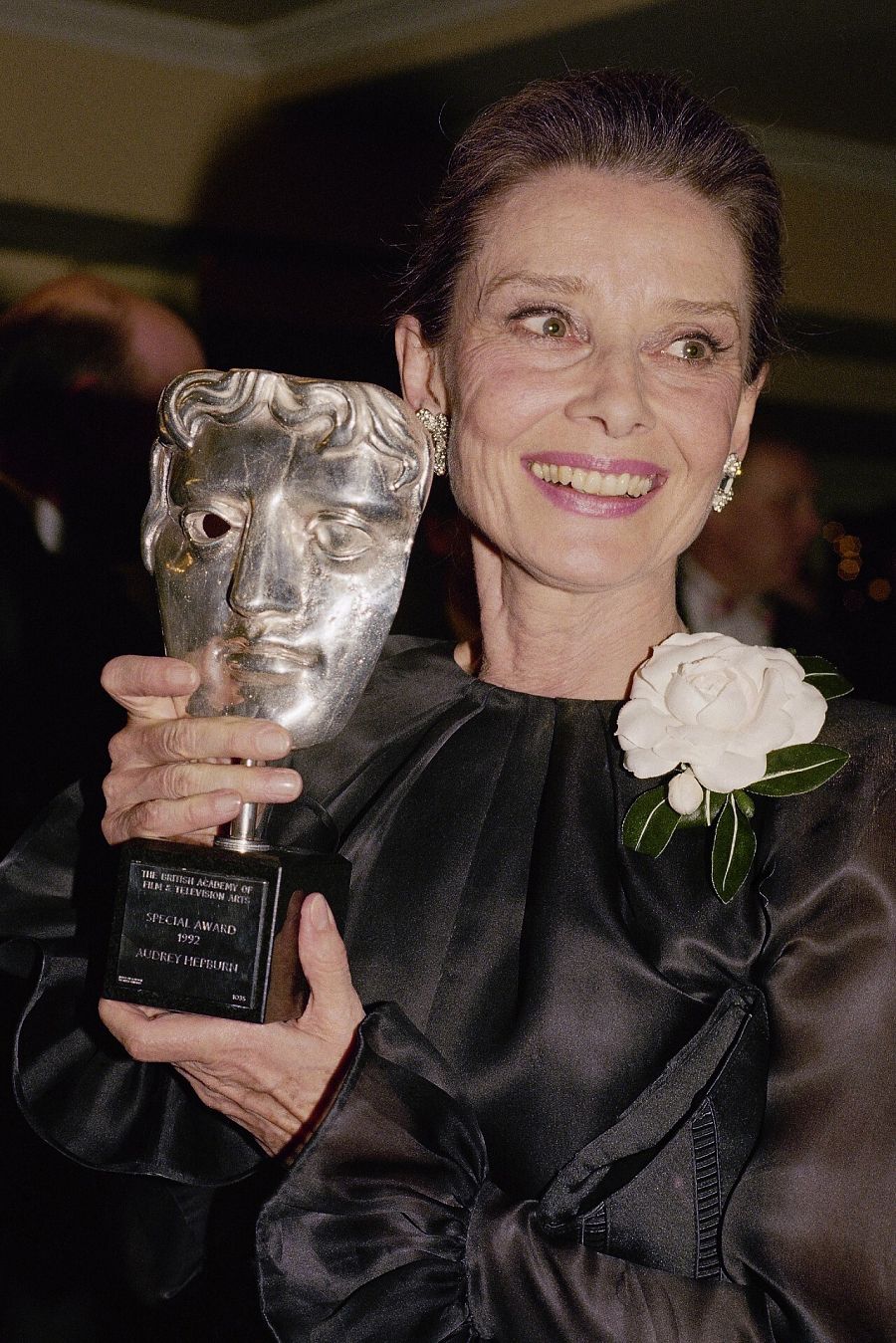 Audrey Hepburn posa en los premios BAFTA de 1992