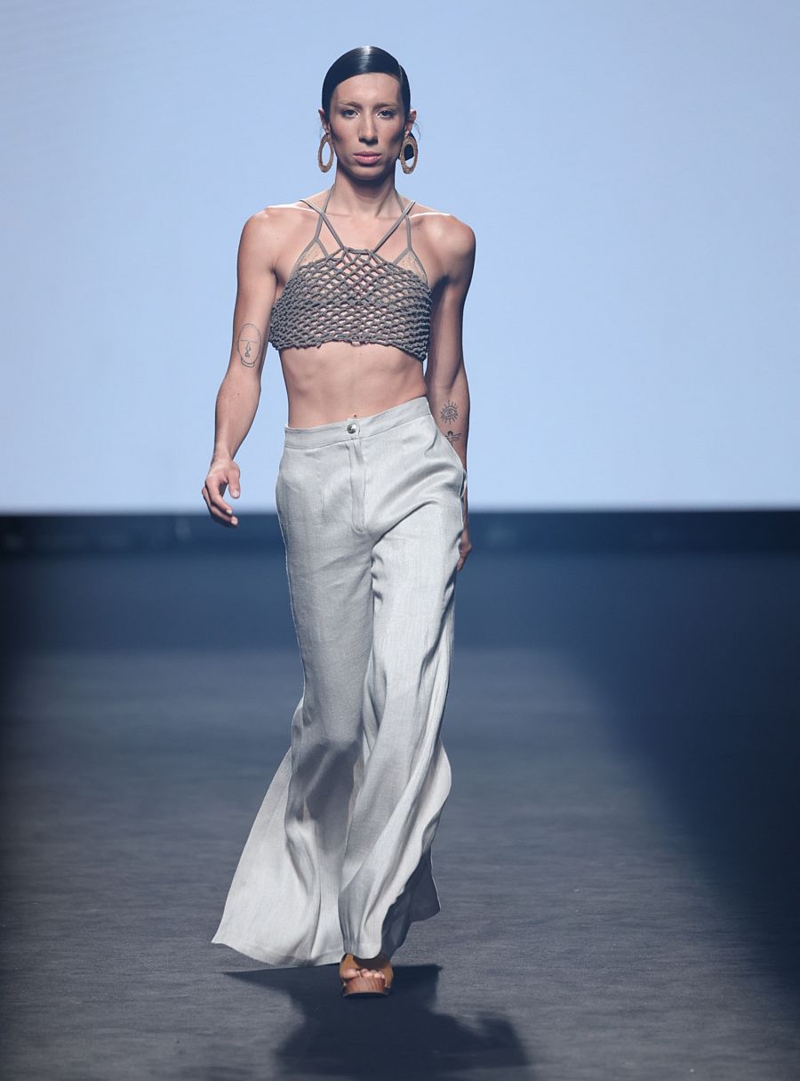 Adri, modelo en proceso de transición, desfilando para Aurelia Gil