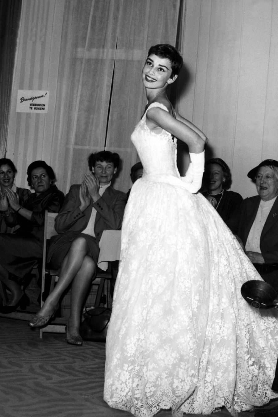 Audrey Hepburn y Hubert de Givenchy desfile