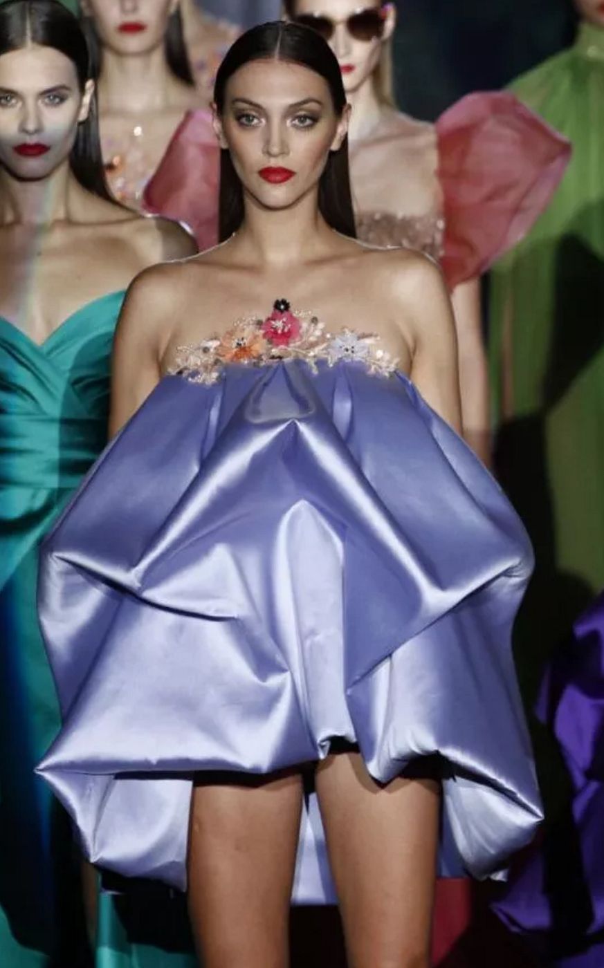 Hannibal Laguna ha realizado un exclusivo look para que la modelo cerrara el desfile