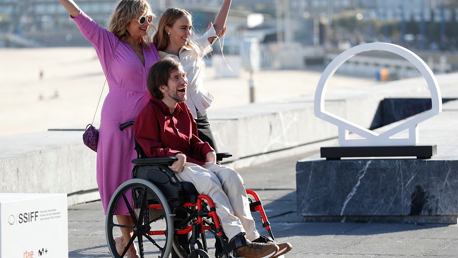 Emma Suárez, Valèrie Sorolla y Telmo Irureta, en el Festival de San Sebastián.