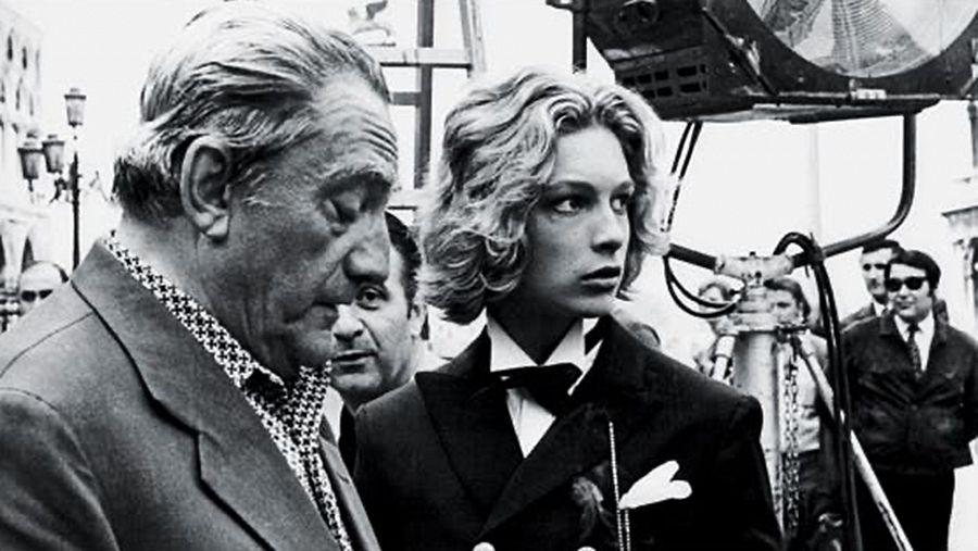 Luchino Visconti y Björn Andrésen durante el rodaje de 'Muerte en Venecia'