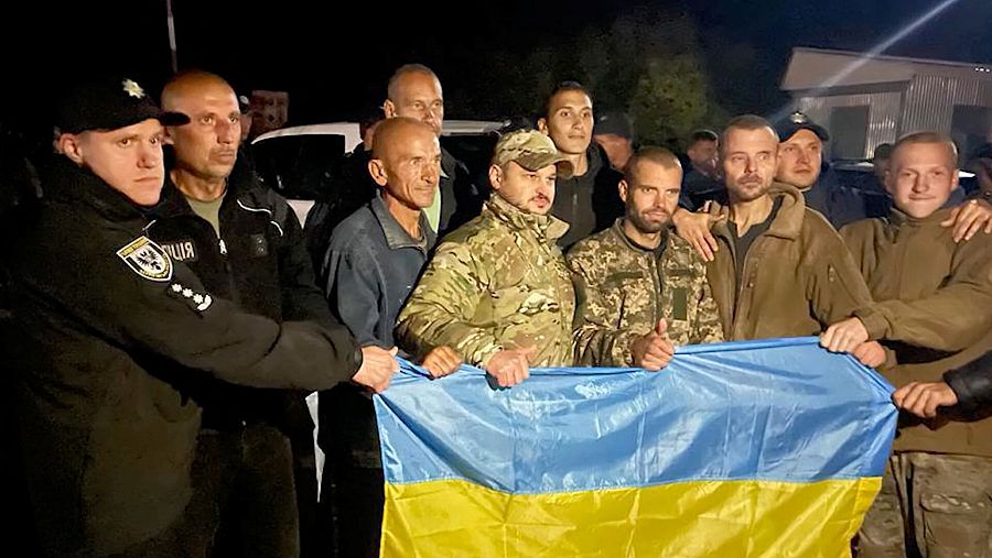 Imagen de prisioneros de guerra ucranianos liberados por Rusia, en la región de Chérnigof, Ucrania. Fuente: Vídeo, vía REUTERS. 