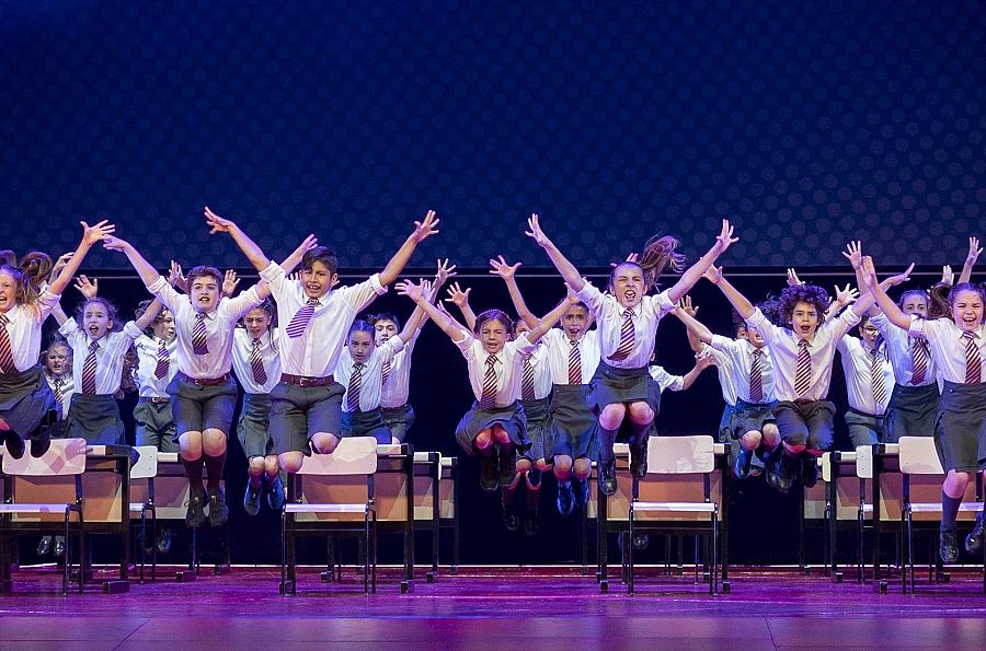 Foto de los niños en una escena del musical 'Matilda'