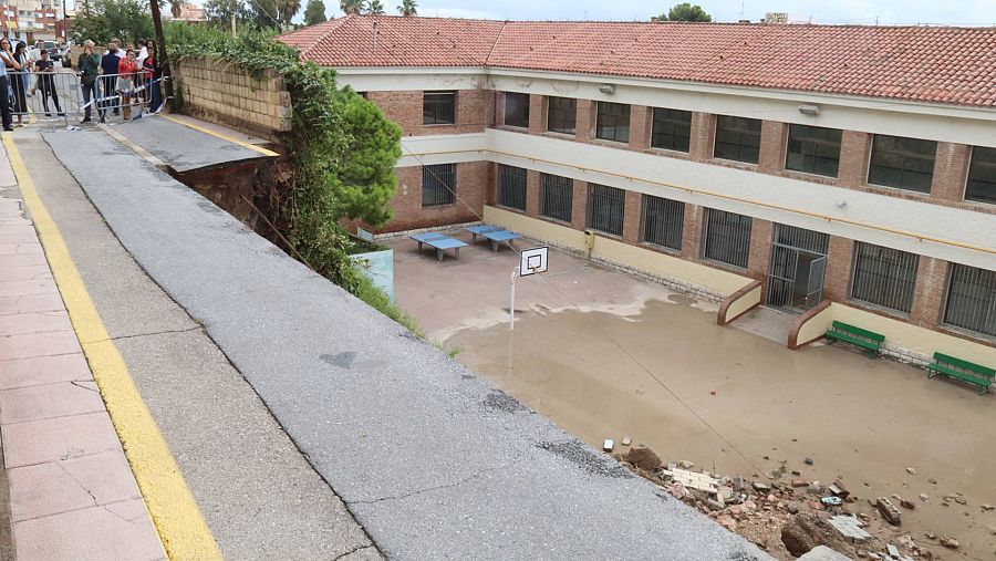 L'esvoranc que la pluja ha causat al costat de l'Escola del Miracle de Tarragona | ACN