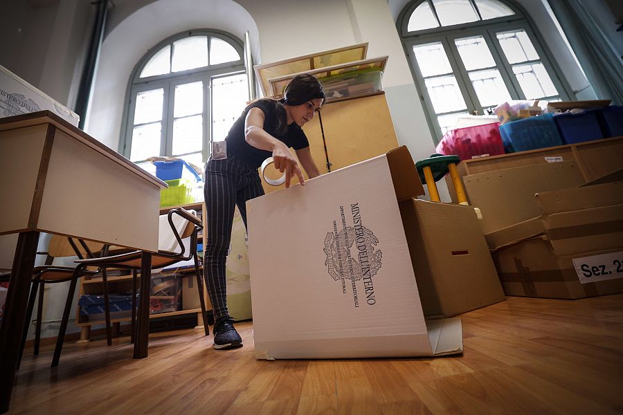 Preparaciones en los centros de votación para las elecciones italianas