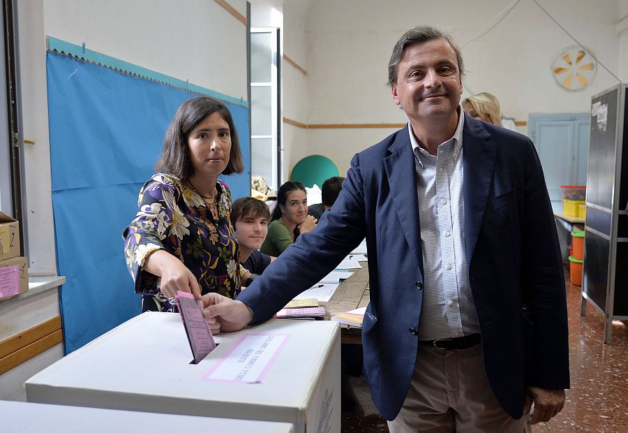 Carlo Calenda vota en un colegio electoral de Roma