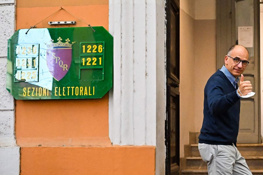 El secretario general del progresista Partido Demócrata (PD), Enrico Letta, vota en Roma
