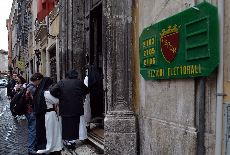 Unas monjas esperan para votar en Roma