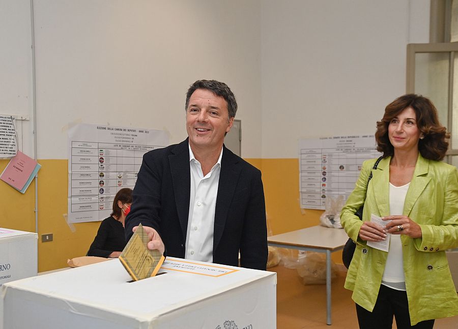 El líder de Italia Viva, Matteo Renzi, vota acompañado de su mujer en Florencia