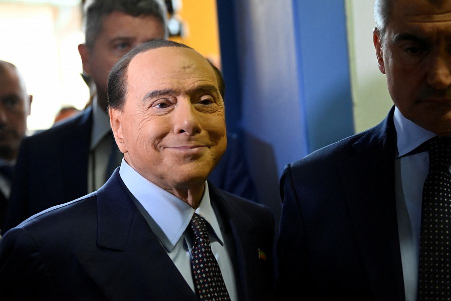 El líder de Forza Italia, Silvio Berlusconi, acude a votar en Milán