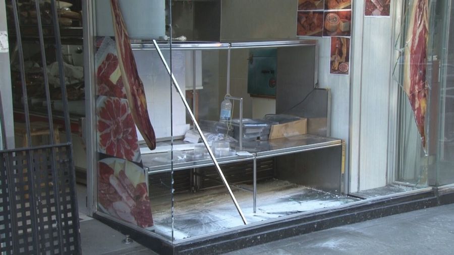 La façana de la xarcuteria La Muntanya del carrer Creu Coberta ha quedat completament destrossada