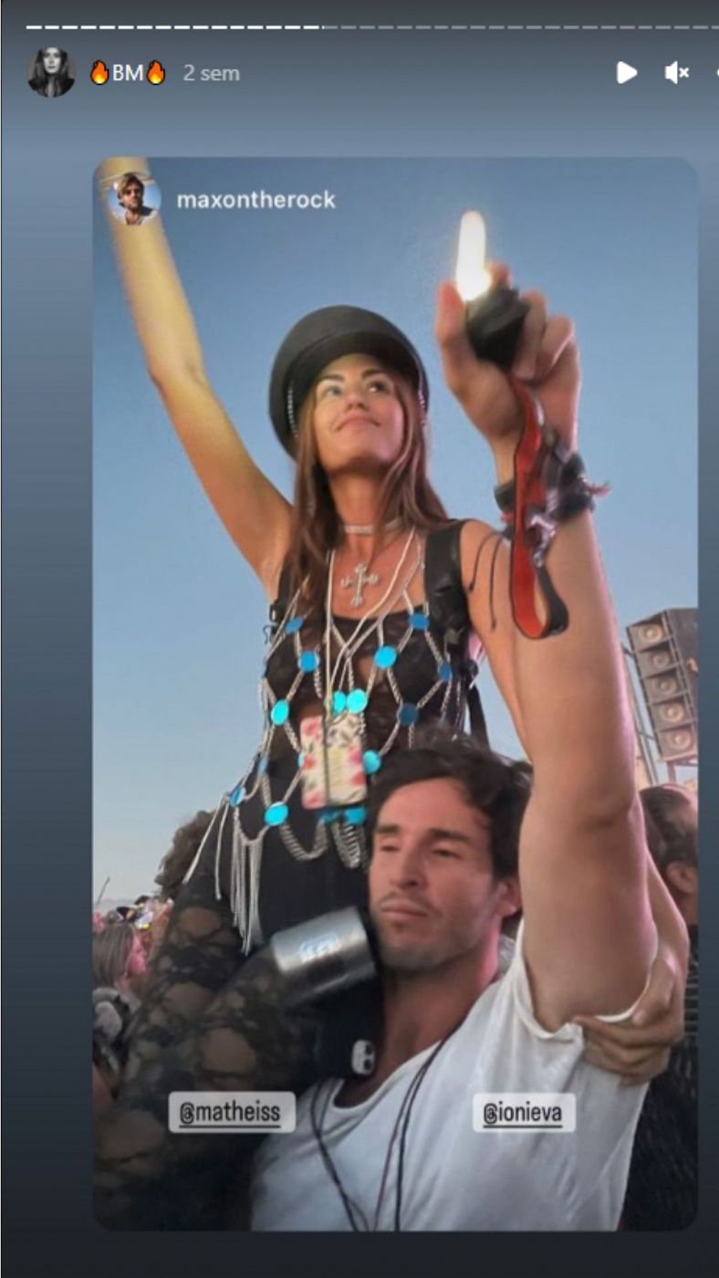 Marina Theiss a hombros de Íñigo Onieva en el festival Burning Man