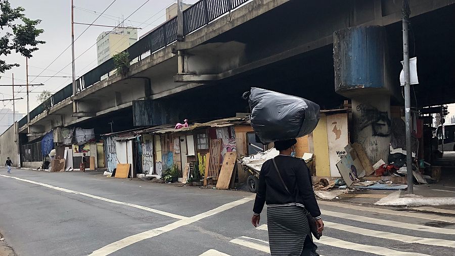 Chabolas bajo un puente que muestran el aumento de la pobreza en Brasil