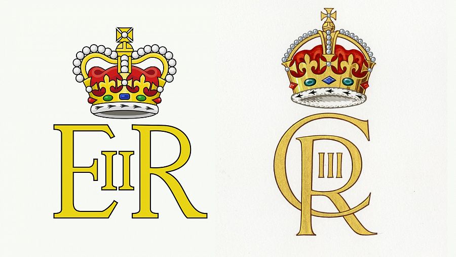 La insignia real de Isabel II (izquierda) junto a la de Carlos III
