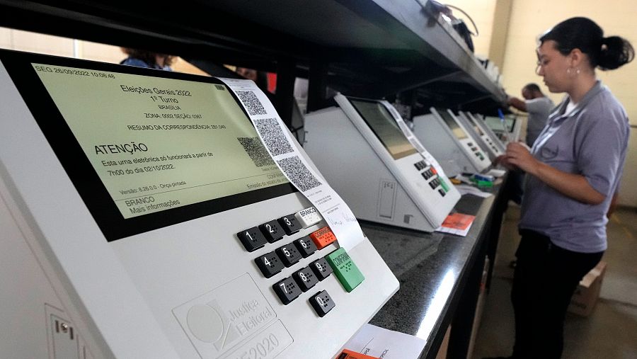 Una trabajadora pone a punto una máquina de voto electrónico en Brasil