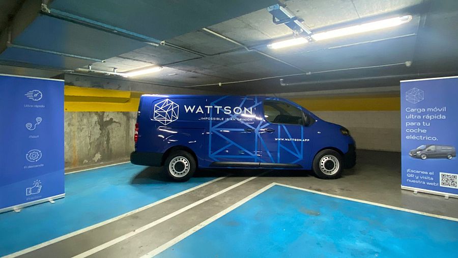 La alta potencia del vehículo le pemite tener dos mangueras de salida de hasta 200 kilovatios cada una