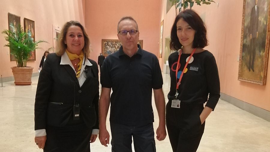 Nuria, Antonio y Marta, auxiliar de sala, técnico de mantenimiento y encargada del servicio de guardarropa del Thyssen
