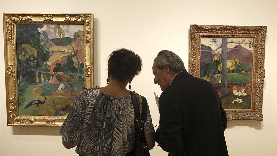 Visitantes del Museo Thyssen contemplando el 