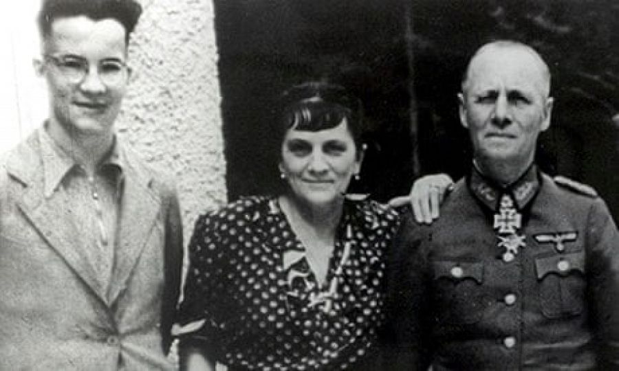 Manfred a los 15 años con su madre Lucie y su padre Erwin, mariscal de campo del ejército alemán