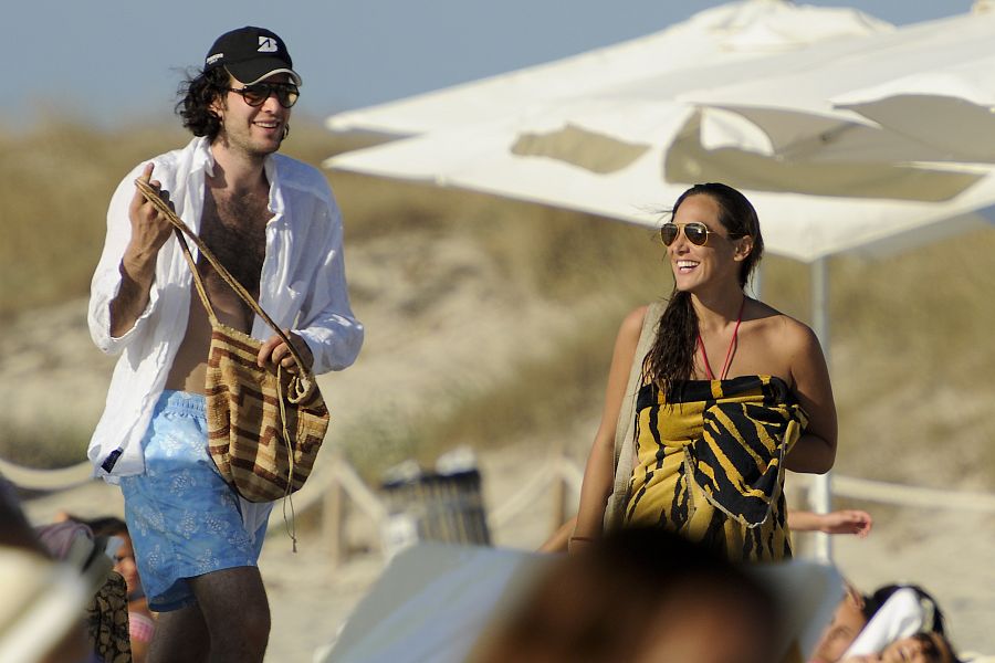 TAMARA FALCO JUNTO A BARLOTOMÉ FIERRO EN IBIZA