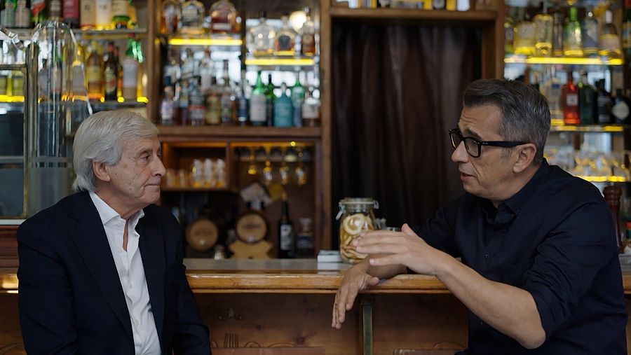 El Manuel Baldovinos i l'Andreu Buenafuente parlen a un bar